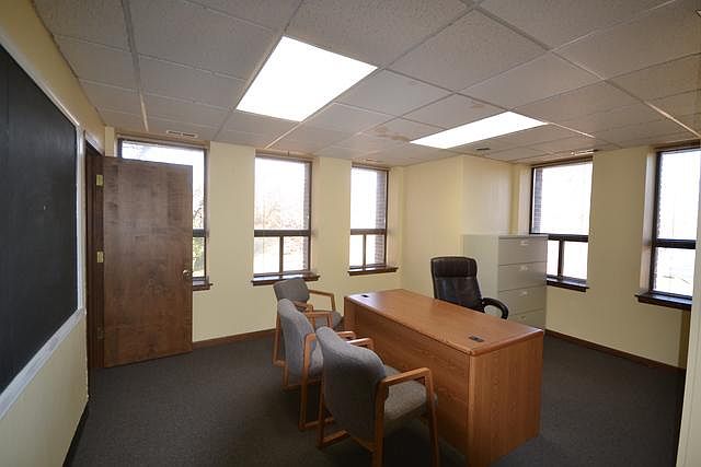2nd image of 1000 W Spring St #B