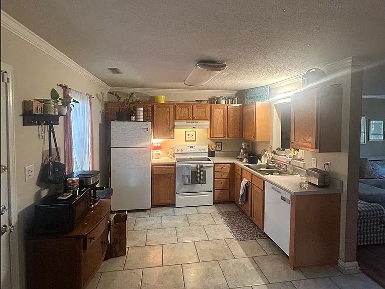 215 Hodgson Dr — Photo 2