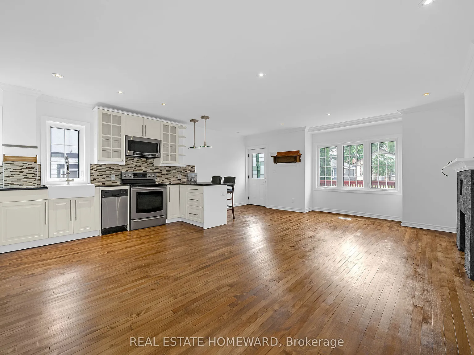 4 bed, $3,400 — Photo 2