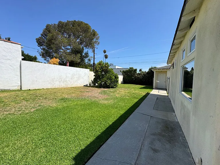 823 23rd St — Photo 13