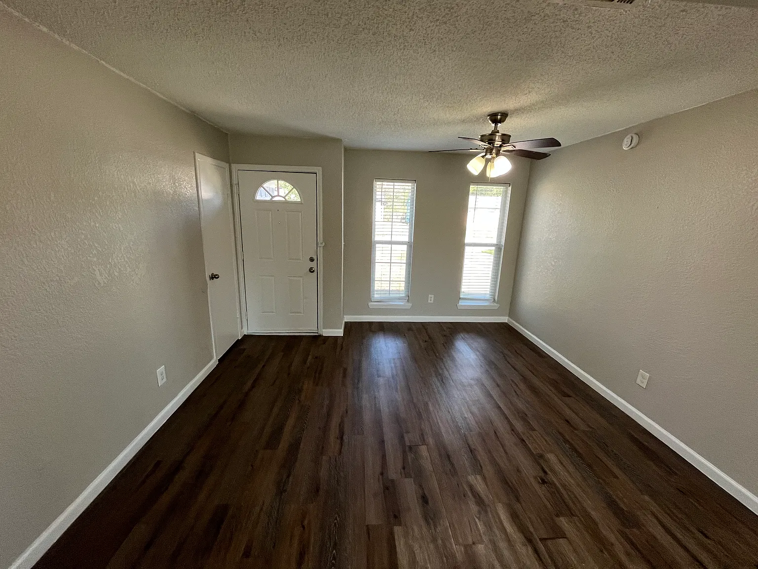 3 bed, 1.5 bath, 1118 sqft, $1,700 — Photo 3