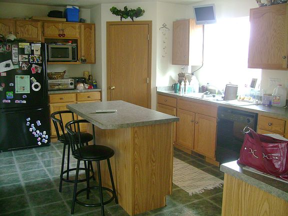 kitchen w/island & pantry