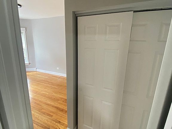 4th image of 5119 S Prairie Ave Unit 1N