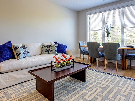 Furnished apartment in complex