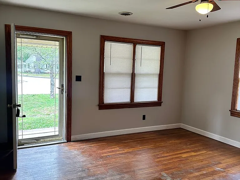 144 N Fairview Cir — Photo 4