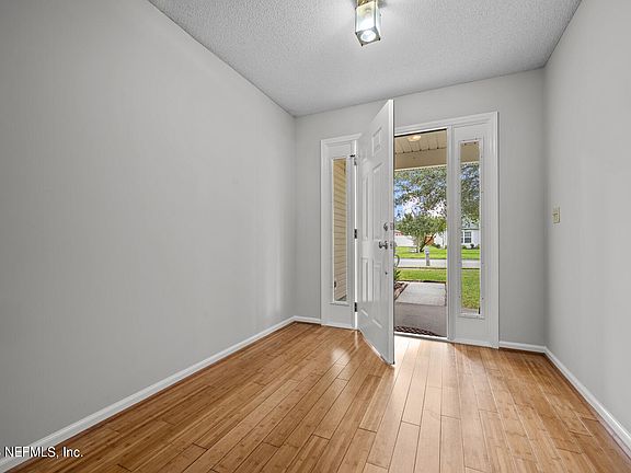 4th image of 2134 WILLESDON Drive W
