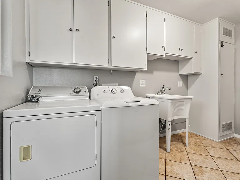 401 Lado De Loma Dr — Photo 17