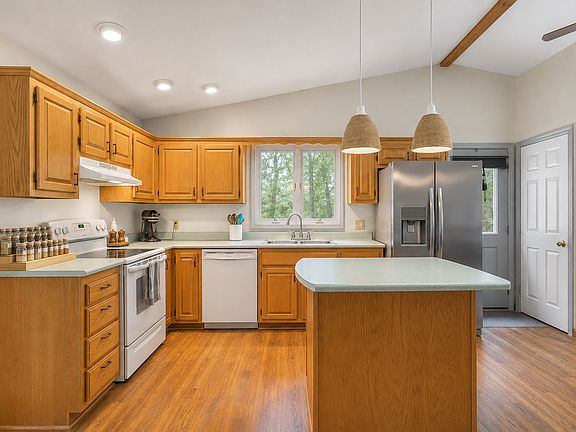 3rd image of 11 Frost Brook Ln