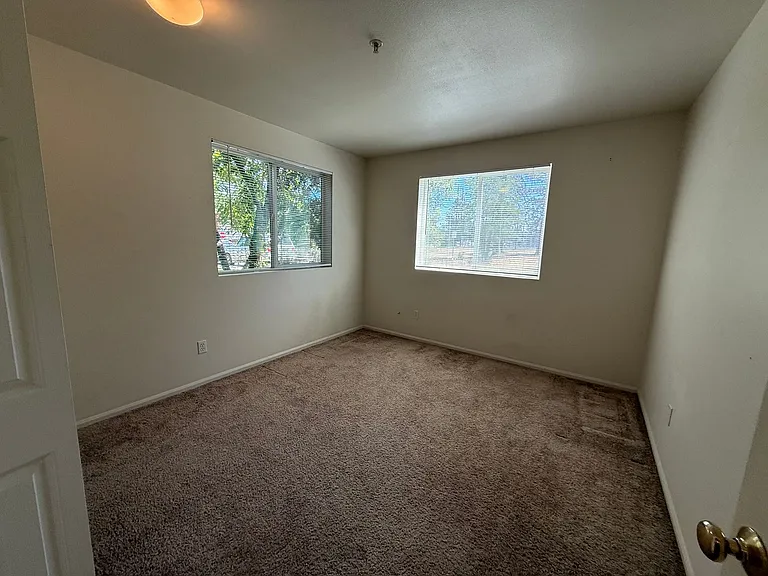 1015 SE 4th St #10 — Photo 12