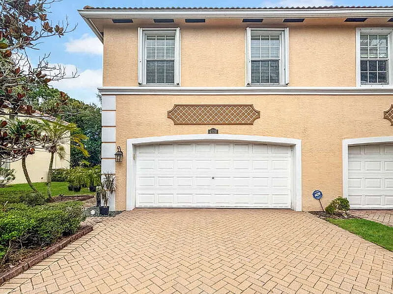 4528 Thornwood Cir