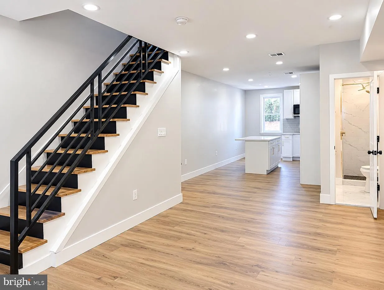 3 bed, 3.0 bath, 1696 sqft, $2,000 — Photo 2