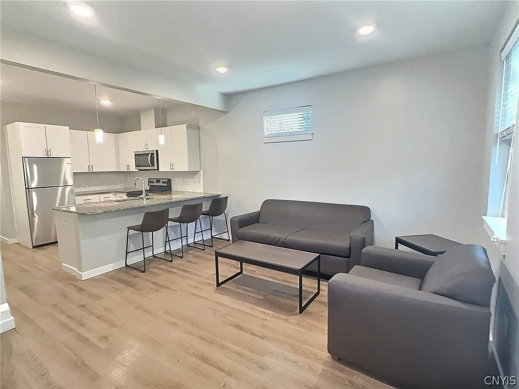3 bed, 3.0 bath, 1050 sqft, $2,995 — Photo 3
