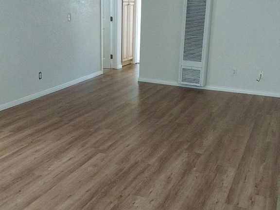 3rd image of 12356 Lakeshore Dr APT 2
