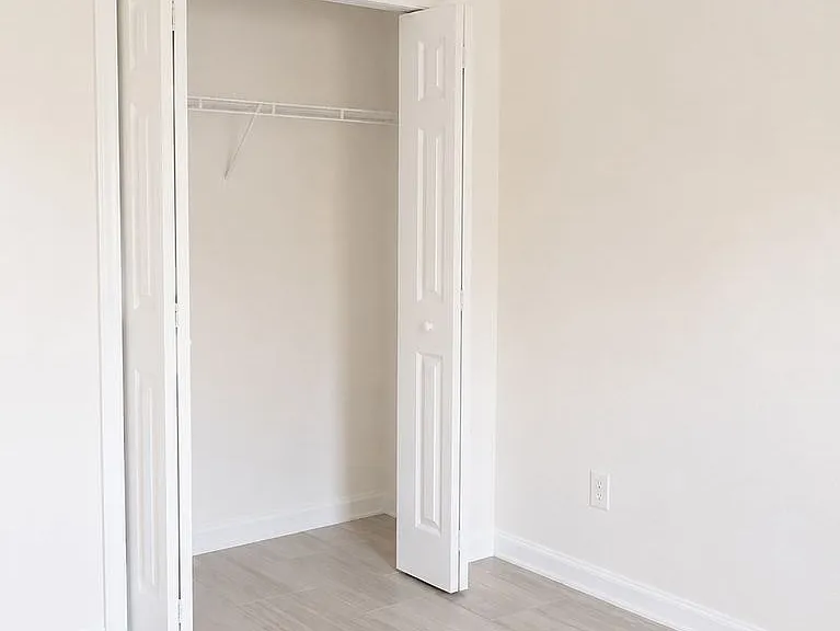 517 NE 24th Pl — Photo 14