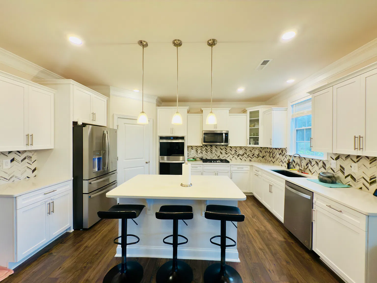 5 bed, 3630 sqft, $3,300 — Photo 3