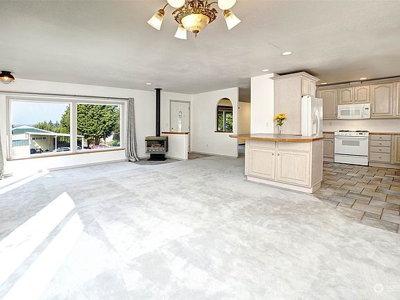 2nd image of 12807 NE Hollyhills Drive