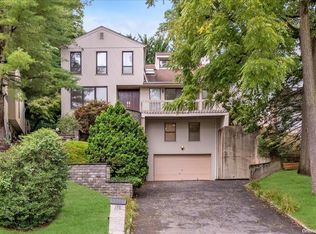 170 Cow Neck Rd, Port Washington, NY 11050