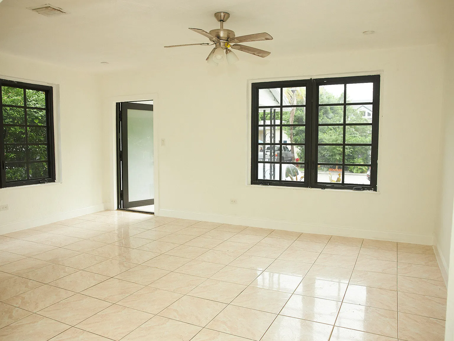 2 bed, 1.0 bath, 1710 sqft, $3,600 — Photo 4