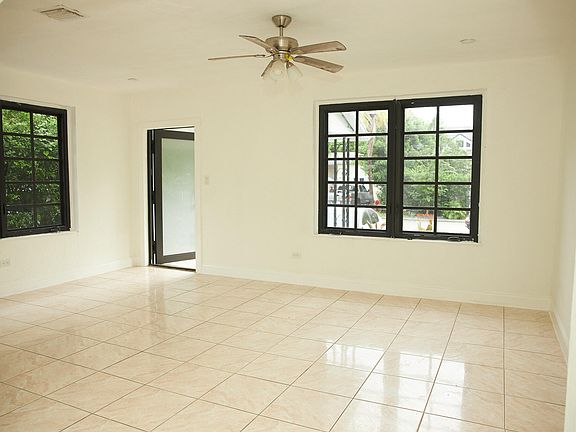 4th image of 25 NE 43rd St #27