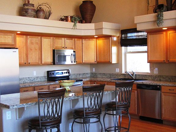 Kitchen w/granite & SS