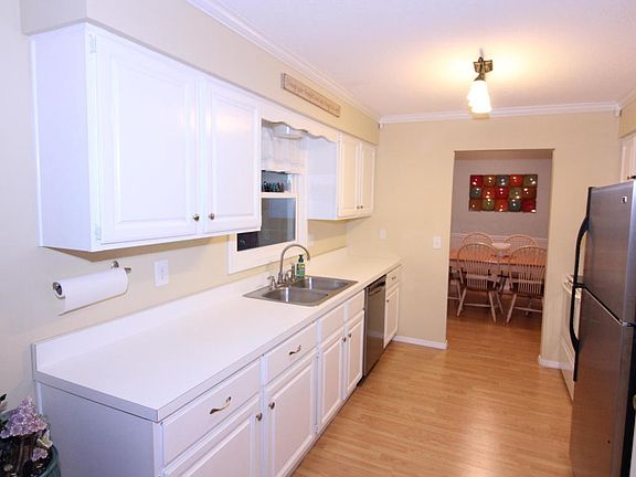 4th image of 1314 Desmond St
