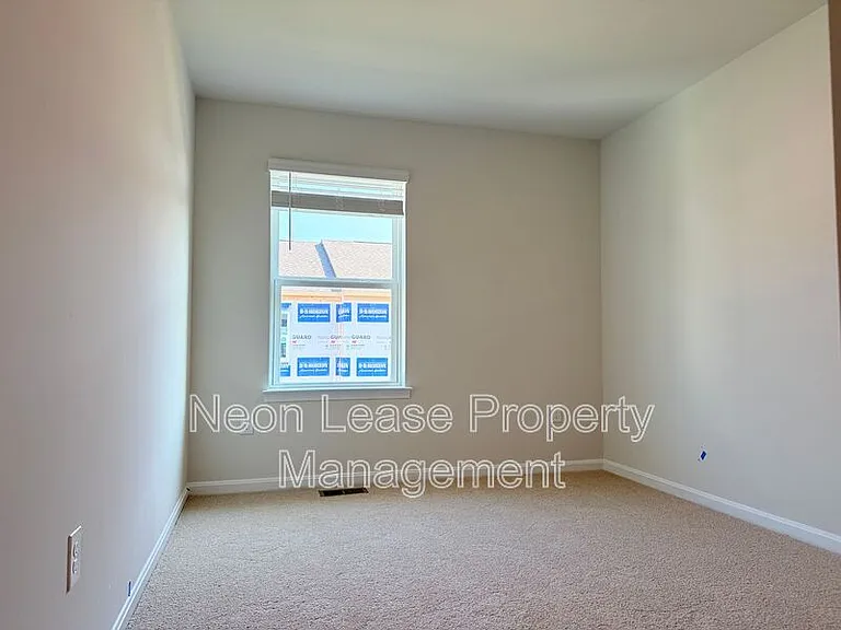 529 Colette St — Photo 8