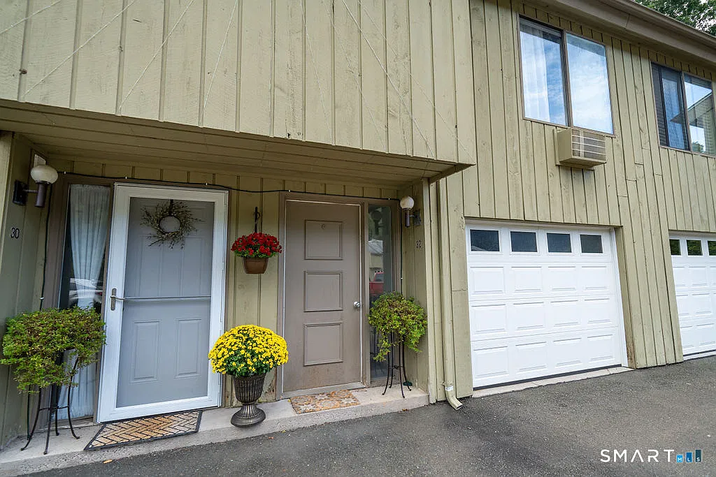 1 bed, 1.0 bath, 937 sqft, $2,400 — Photo 1