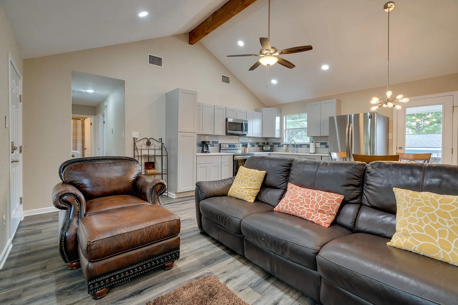2 bed, 1.0 bath, 936 sqft, $2,483 — Photo 1