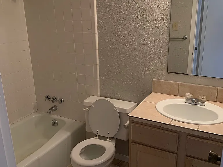 105 E 38th St #303 — Photo 14