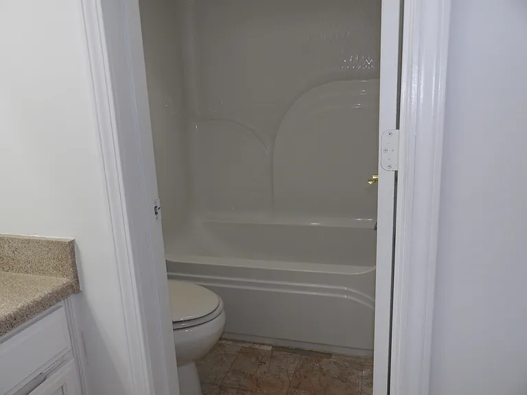College Pointe Apartments — Photo 32