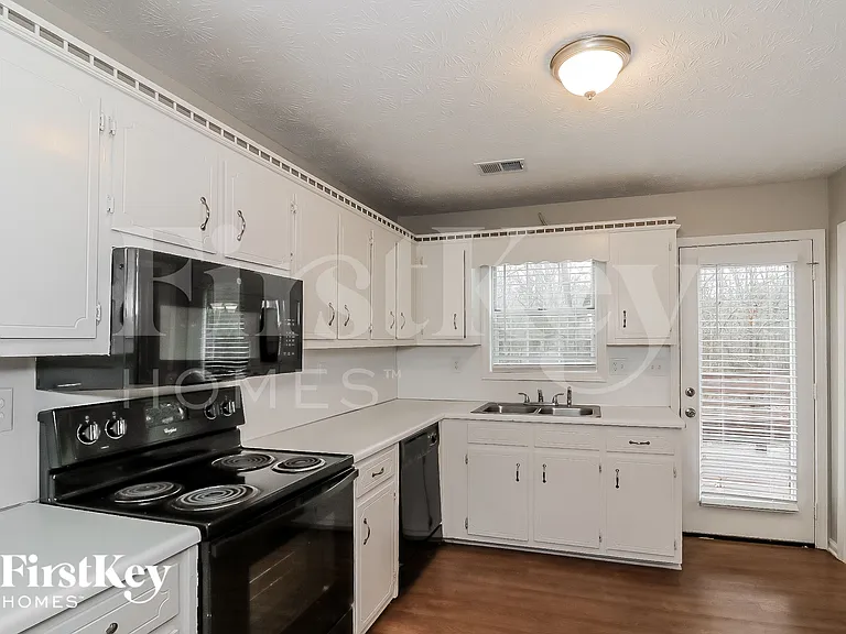 2570 Paul Thomas Dr — Photo 8