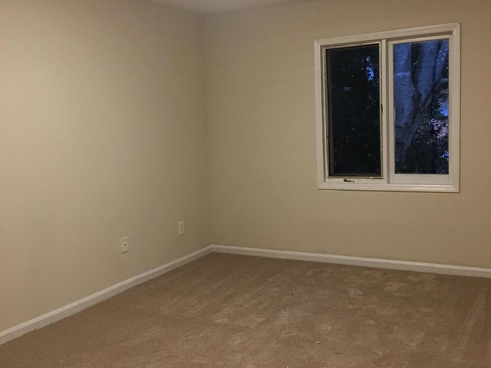 Large Bedroom w/ closet