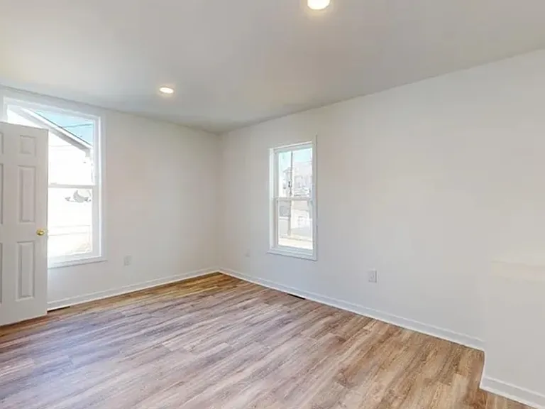 82 Ashlawn Dr — Photo 8