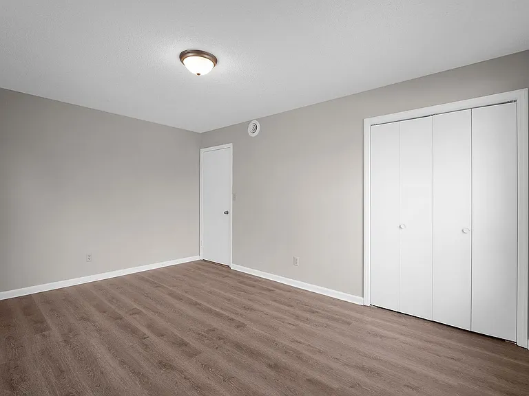 Sunset Manor Apartments — Photo 29