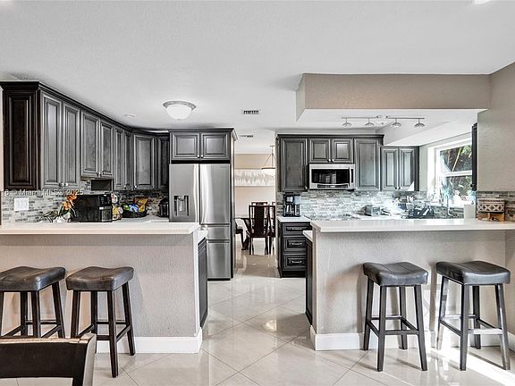 5th image of 9440 SW 49th Pl