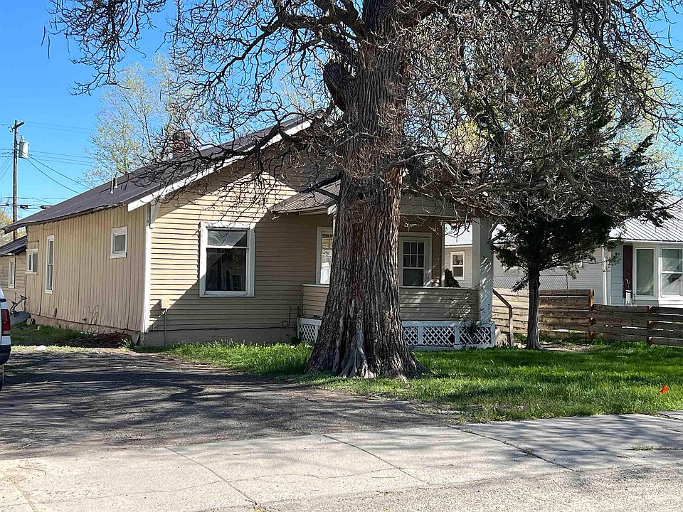 1st image of 1329 8th Ave E