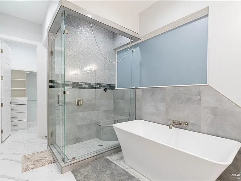 2416 S Thames Dr — Photo 24