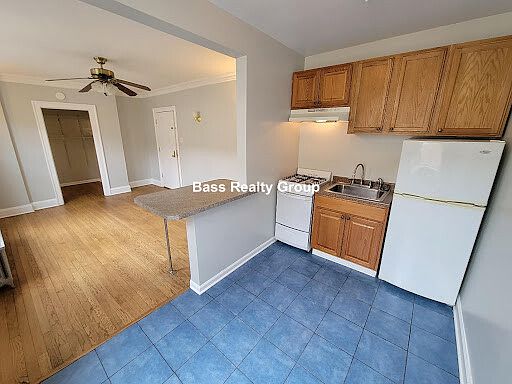 2nd image of 1369 W Greenleaf Ave APT 308
