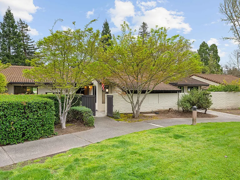 33 Fairway Dr — Photo 35