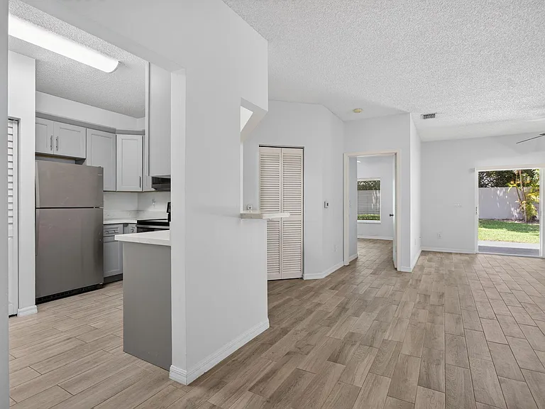 1263 SW 48th Ter — Photo 5