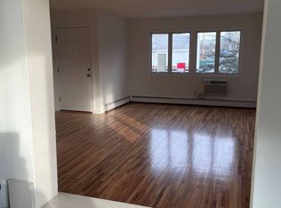 1 Boxwood Rd #B, Pt Washington, NY 11050