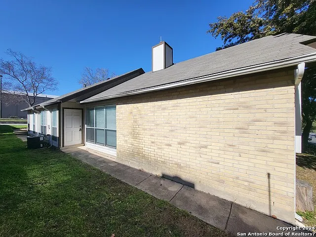 1 bed, 1.0 bath, 895 sqft, $1,035 — Photo 2