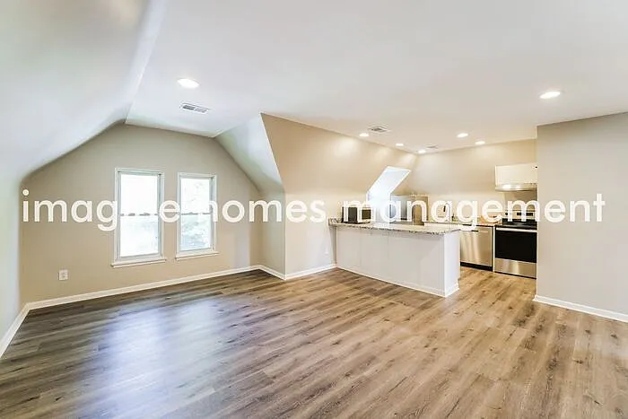 241 Amber St #3 — Photo 6