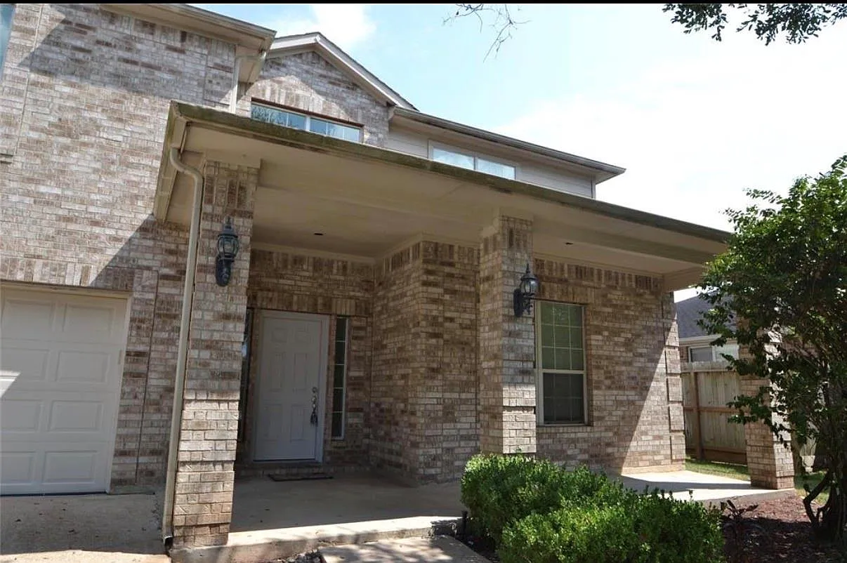4 bed, 2.5 bath, 3388 sqft, $2,550 — Photo 2