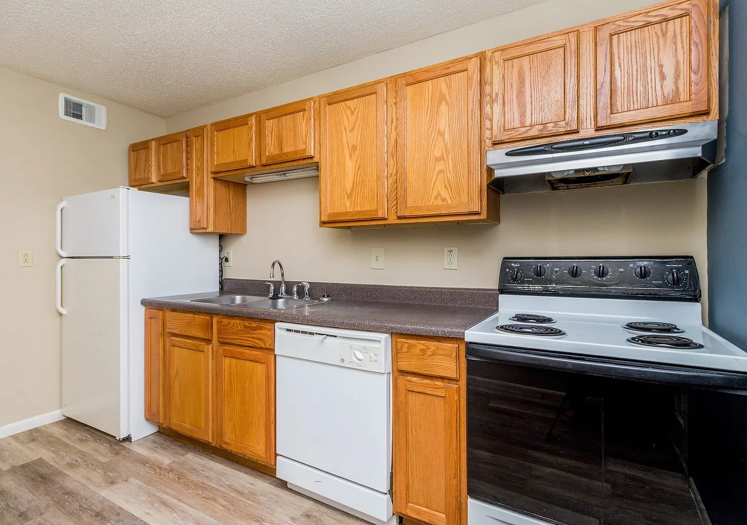 402 Lawrence Place — Photo 3