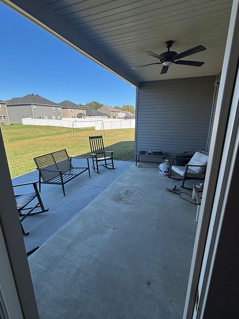 3 bed 2 bath Large Yard — Photo 3