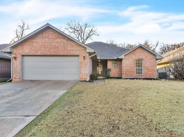 701 Stonepoint Dr, Edmond, OK 73034