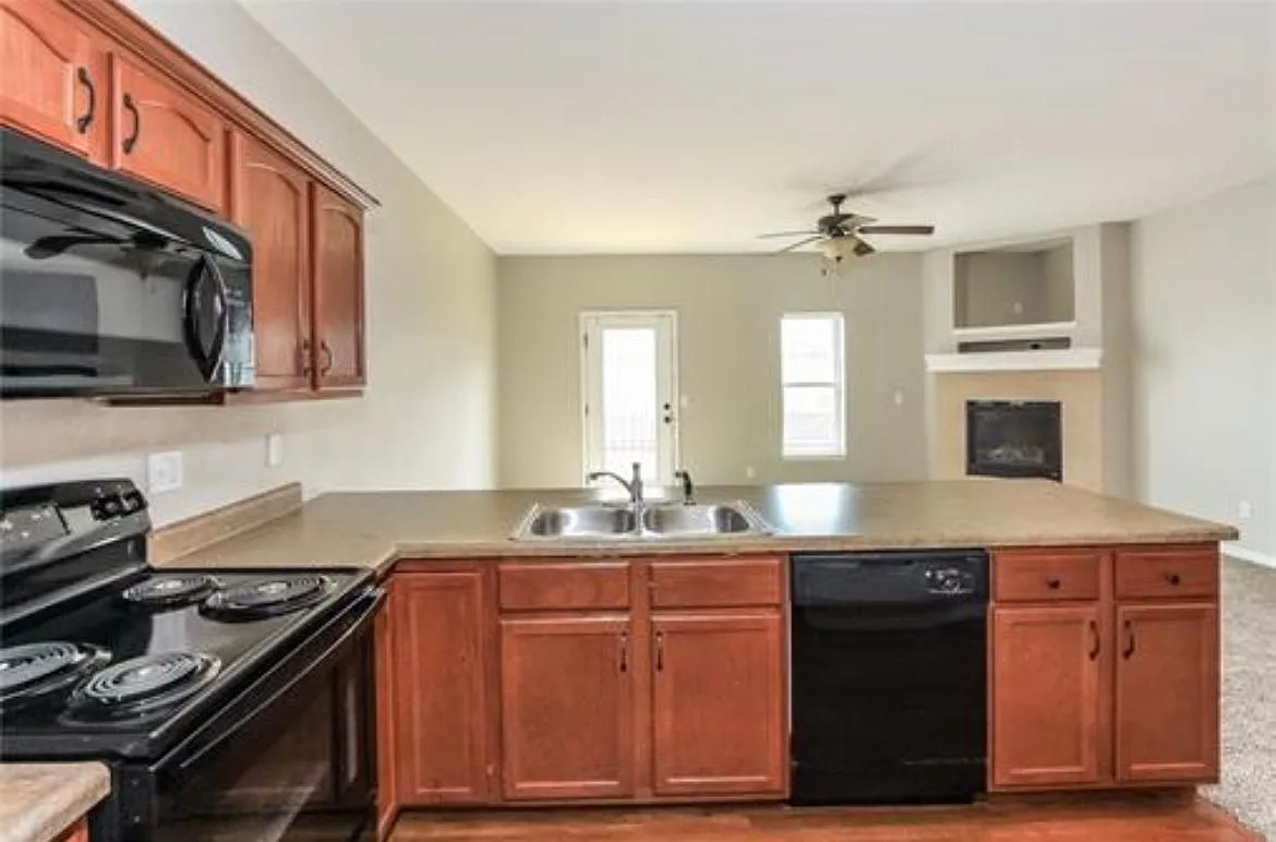 3 bed, 2275 sqft, $2,100 — Photo 2