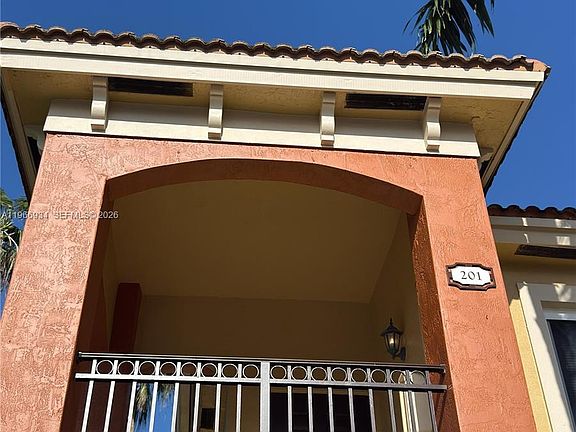 3rd image of 930 NE 34th Ave Unit 201