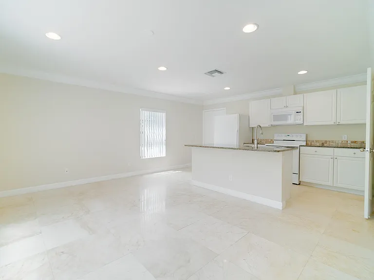 6410 N Dixie Hwy — Photo 3